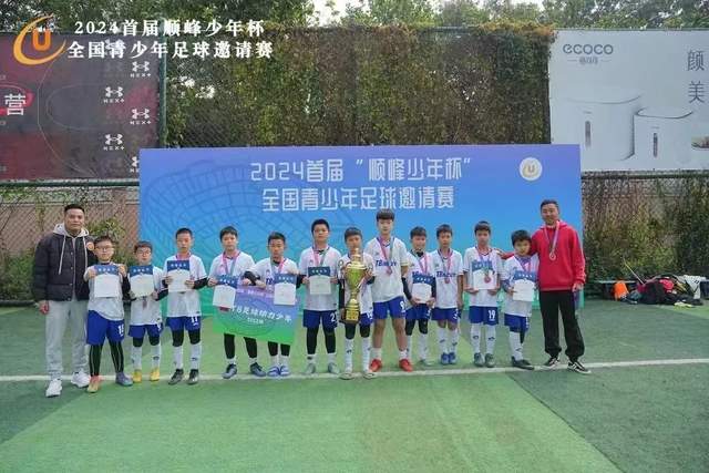 学生扛着一扁担马拉松奖牌参加毕业典礼，回应：两年跑7835公里，老师同学都在欢呼